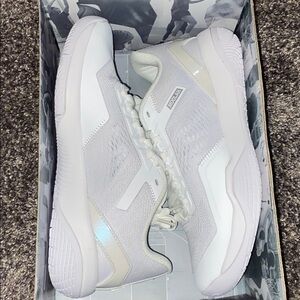Neovolt Low White tennis shoes